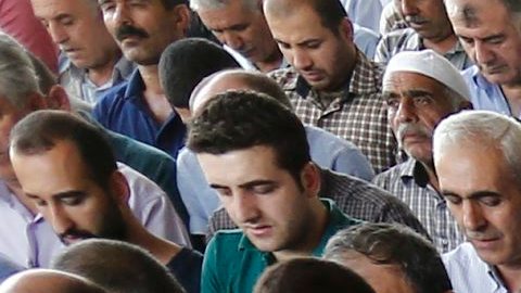 Familiares asisten al funeral de algunas de las víctimas del atentado en  Gaziantep, Turquía.