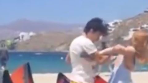 Lindsay  Lohan y Egor Taramasov forecejearon en la playa por un celular.