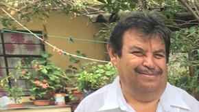 Yuritzii Galarza posa con su familia en el Edo. de México vistiendo su toga y birrete puesto que ellos no pudieron asistir a su graduación en Long Beach. /Jacqueline García, Especial para La Opinion