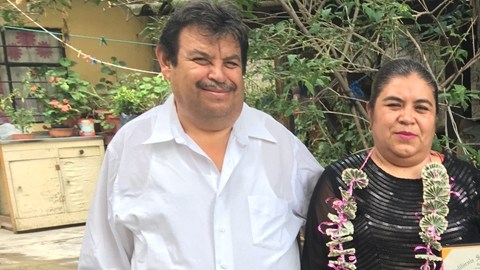 Yuritzii Galarza posa con su familia en el Edo. de México vistiendo su toga y birrete puesto que ellos no pudieron asistir a su graduación en Long Beach. /Jacqueline García, Especial para La Opinion