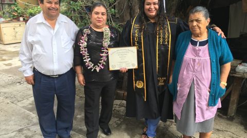 Yuritzii Galarza posa con su familia en el Edo. de México vistiendo su toga y birrete puesto que ellos no pudieron asistir a su graduación en Long Beach. /Jacqueline García, Especial para La Opinion