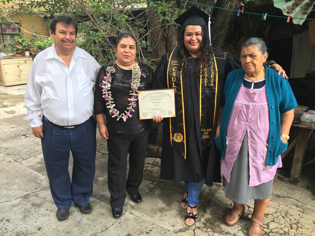 Yuritzii Galarza posa con su familia en el Edo. de México vistiendo su toga y birrete puesto que ellos no pudieron asistir a su graduación en Long Beach.