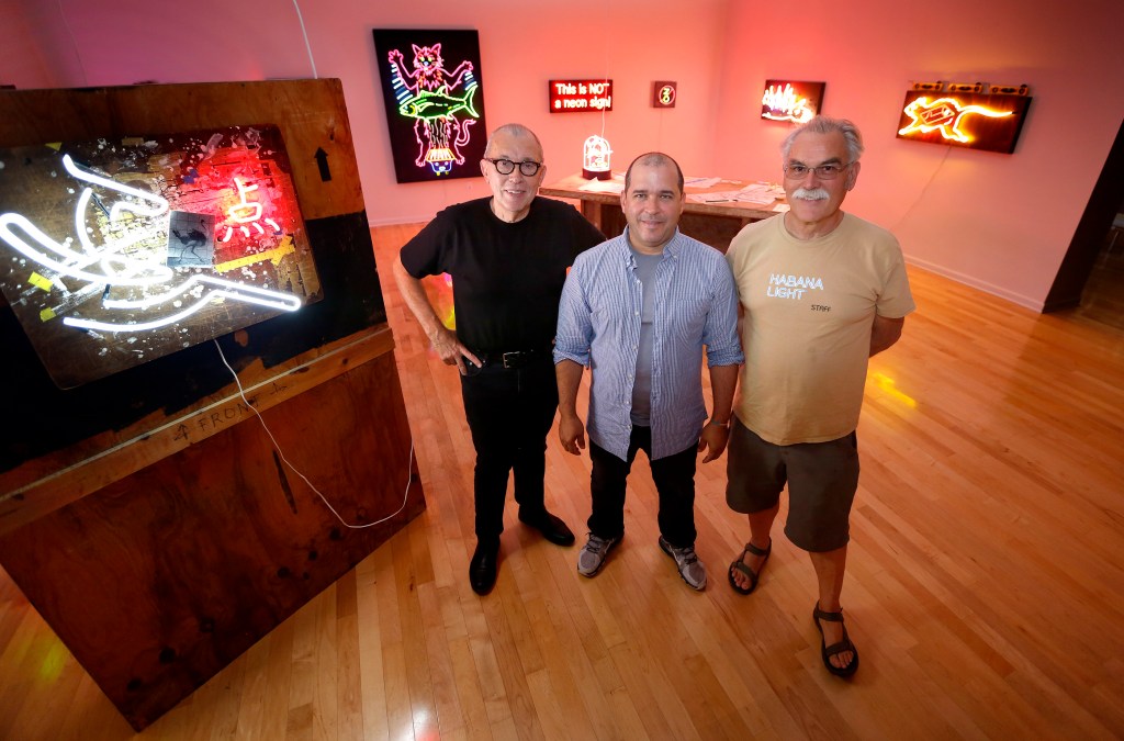 Adolfo Nodal, Kadir López y Michael Fletchner, colaboran en un proyecto para "devolverle la luz" a La Habana, endendiendo los viejos letreros de neón abandonados tras la revolución de 1958 (Photo Aurelia Ventura/ La Opinion)