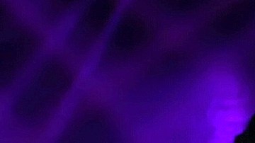 La cantantes se fundieron en un beso al interpretar "Mujer contra mujer".