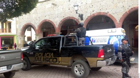 Autoridades y forenses se hallan en la zona donde hallaron los cadáveres.