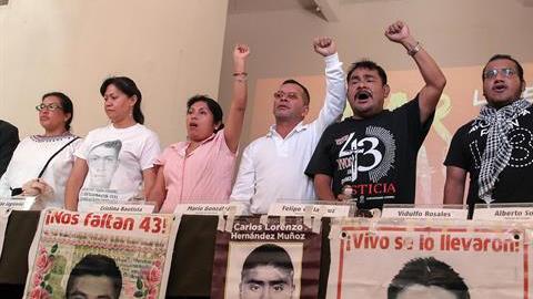 Los padres de los desaparecidos de Ayotzinapa piden cárcel para Zerón.