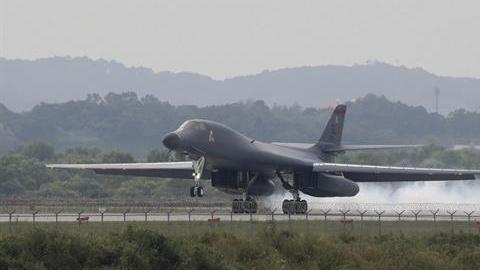 Un bombardero Lancer A B-1B 'Lancer' de las Fuerzas Aéreas estadounidenses aterrizó este miércoles en la Base Aérea de Osan, en Seúl, Corea del Sur