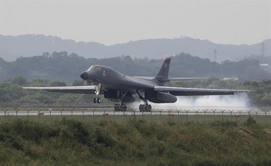 Un bombardero Lancer A B-1B 'Lancer' de las Fuerzas Aéreas estadounidenses aterrizó este miércoles en la Base Aérea de Osan, en Seúl, Corea del Sur