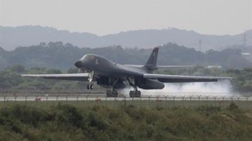 Un bombardero Lancer A B-1B 'Lancer' de las Fuerzas Aéreas estadounidenses aterrizó este miércoles en la Base Aérea de Osan, en Seúl, Corea del Sur