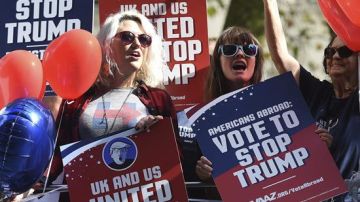 Decenas de personas salieron a las calles de Londres para pedir a estadounidenses que viven en dicha ciudad para no votar por el empresario.