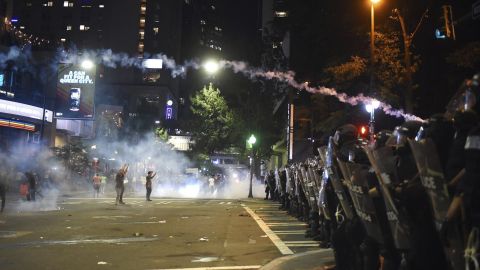 Manifestantes encaran a policías antidisturbios durante las protestas ocurridas en Charlotte.