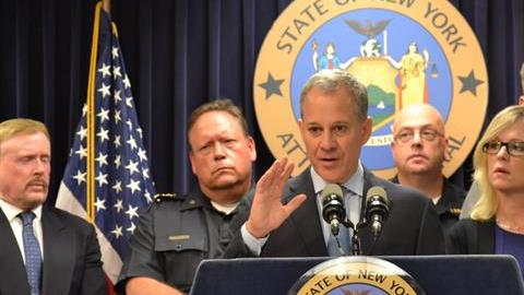 Además de la droga, se decomisaron varios vehículos y otros artefactos utilizados para su comercialización.