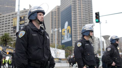 La policía de San Francisco  custodia el Civic Center durante la crisis.