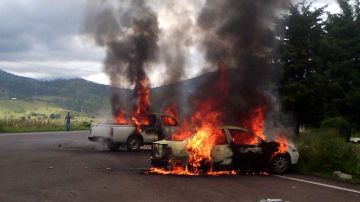 Estudiantes quemaron varios vehículos en el estado.