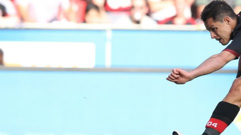 Hernández también aparece en el 11 ideal junto a Marco Fabián.