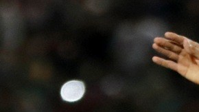 Alan Pulido festeja su primer gol con Chivas.