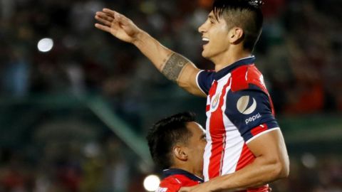 Alan Pulido festeja su primer gol con Chivas.