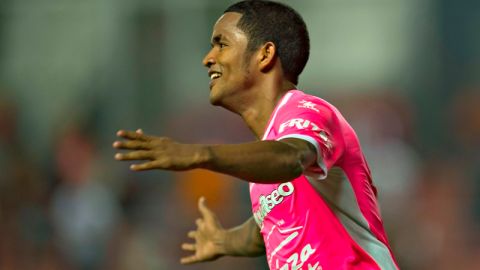 El jugador del Árabe Unido panameño José Gonzalez festeja su enorme gol al Monterrey de México.
