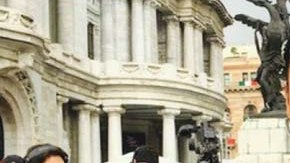 Alejandra Ávalos en el homenaje a Juan Gabriel en Bellas Artes.