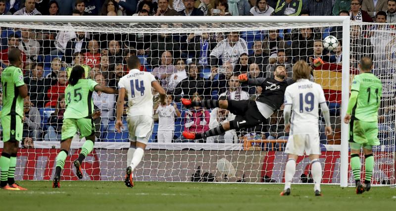Rui Patricio intenta detener el lanzamiento de falta de  Cristiano Ronaldo.