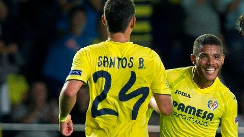 El festejo de Jona dos Santos y Pato en el partido del Villarreal contra el Zurich.