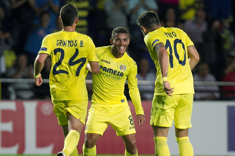 El festejo de Jona dos Santos y Pato en el partido del Villarreal contra el Zurich.