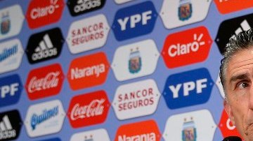 Edgardo Bauza se mostró crítico con el equipo que es dueño de los derechos federativos de Lionel Messi.