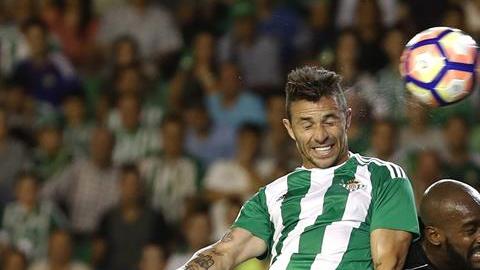 Rubén Castro (izq.) del Betis es uno de los goleadores del torneo.
