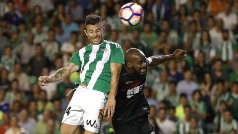 Rubén Castro (izq.) del Betis es uno de los goleadores del torneo.