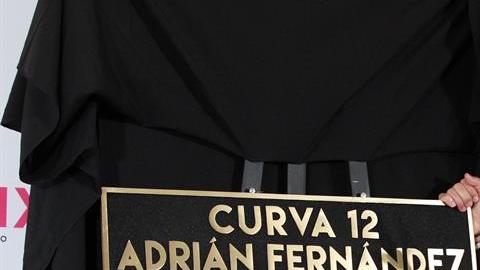 Adrián Fernandez durante la develación de placa de la asignación de su nombre a una curva del Autódromo Hermanos Rodríguez de la Ciudad de México.