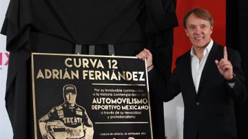 Adrián Fernandez durante la develación de placa de la asignación de su nombre a una curva del Autódromo Hermanos Rodríguez de la Ciudad de México.