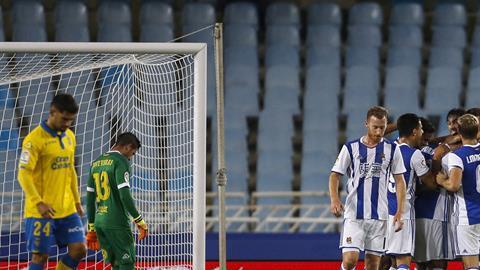 Los jugadores de la Real Sociedad celebran su segundo gol ante el UD Las Palmas, conseguido por el mexicano Carlos Vela.