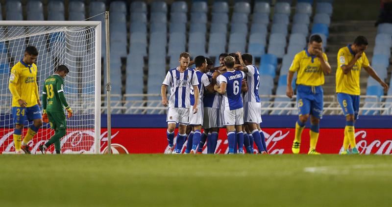 Los jugadores de la Real Sociedad celebran su segundo gol ante el UD Las Palmas, conseguido por el mexicano Carlos Vela.