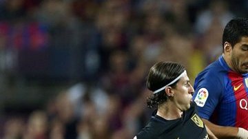 Filipe Luis y Luis Suárez en un duelo muy duro en el partido de este miércoles entre Colchoneros y Culés.