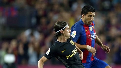 Filipe Luis y Luis Suárez en un duelo muy duro en el partido de este miércoles entre Colchoneros y Culés.