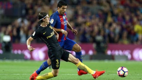 Filipe Luis y Luis Suárez en un duelo muy duro en el partido de este miércoles entre Colchoneros y Culés.