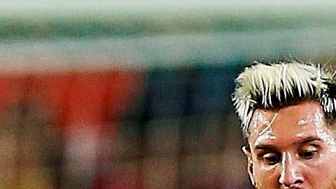 Lionel Messi y su extravagante look.
