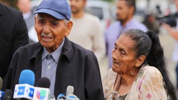 El paletero mexicano de Chicago Fidencio Sánchez, de 90 años, y su esposa Eladia Patiño al recibir el cheque de más de $380,000 dólares que miles de personas le donaron vía internet.