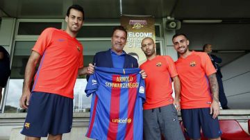 Arnold posa con una camiseta del FC Barcelona con su apellido.