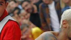 Neymar le dio su playera a un aficionado del Sporting Gijón.