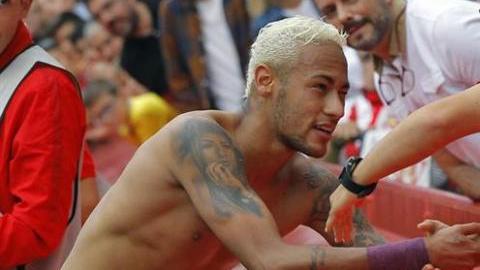 Neymar le dio su playera a un aficionado del Sporting Gijón.