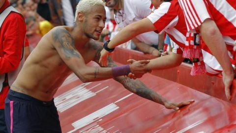 Neymar le dio su playera a un aficionado del Sporting Gijón.