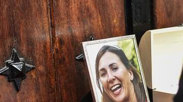 Un hombre firma en el libro de condolencias durante el funeral de María Villar.