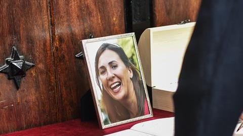 Un hombre firma en el libro de condolencias durante el funeral de María Villar.