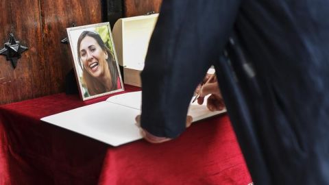 Un hombre firma en el libro de condolencias durante el funeral de María Villar.