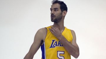 El base español José Manuel Calderón, enfundado en el uniforme de su nuevo club, los Lakers de Los Angeles.