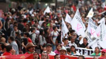 Multitudinaria marcha a dos años de la desaparición de los 43 normalistas.