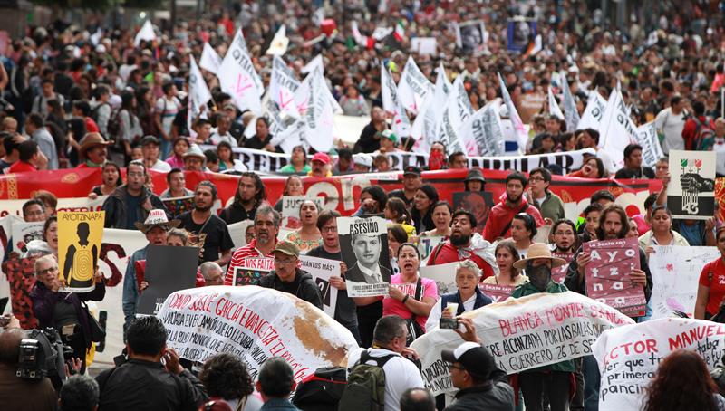 Multitudinaria marcha a dos años de la desaparición de los 43 normalistas.