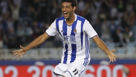 Carlos Vela festeja su gol ante el Betis.