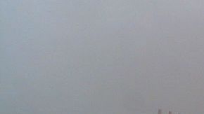 Un hombre busca quien necesita ayuda, tras el colapso de la primera torre del WTC en NYC, el 11 de septiembre de 2001.